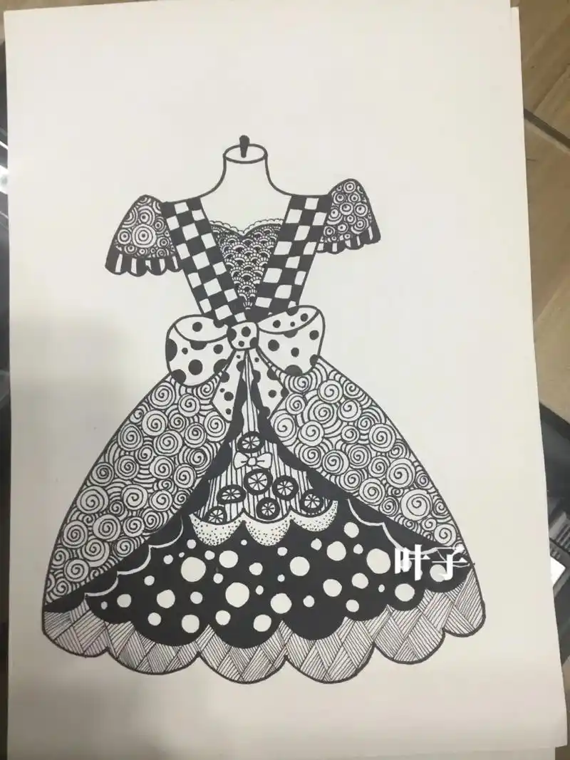 day51线描《裙子橱窗》#画画 #爱画画的小朋友 #一起学 - 抖音