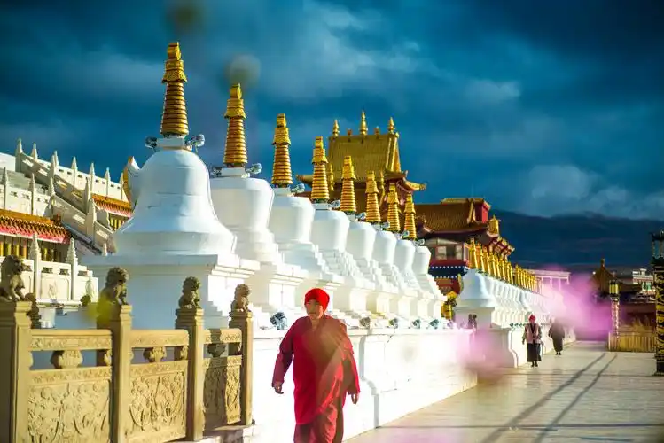 转山转水转佛塔