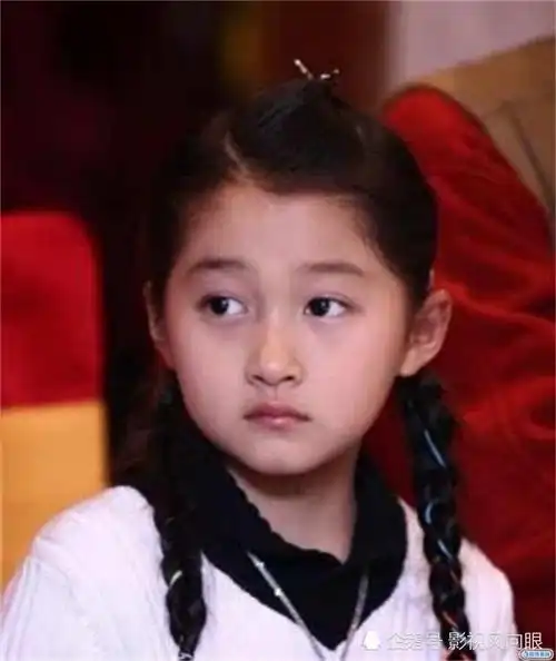 关晓彤肤色变化大,童年时灰头土脸,长大后白到发光优质