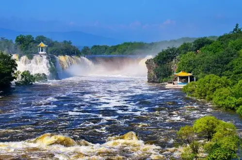 雨季的镜泊湖瀑布景观