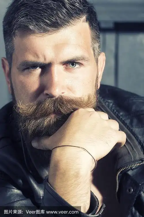 沉思的胡子拉碴的男人