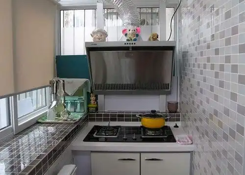 把阳台改造成厨房之后,一做饭邻居就关窗,这样的设计不太友好