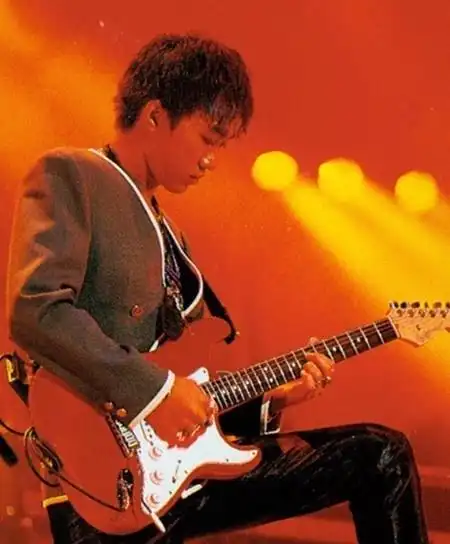 黄家驹弹吉他的样子很帅,这些是他生前用过的十几把吉他!