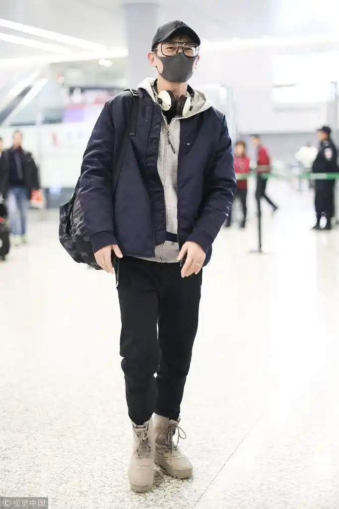 朱亚文 帽衫叠穿夹克潜水平光镜遮面 帅酷有型