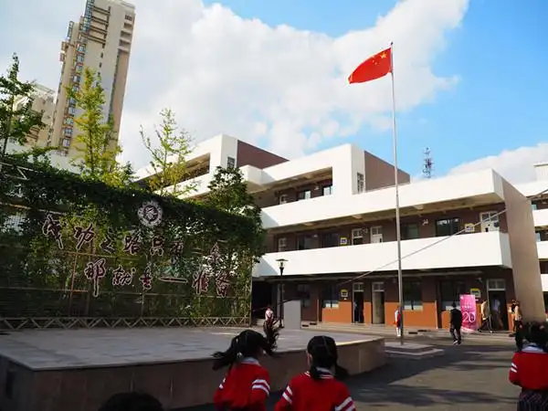 图说:普陀区晋元高级中学附属学校建校20周年成果展示活动,在真金路