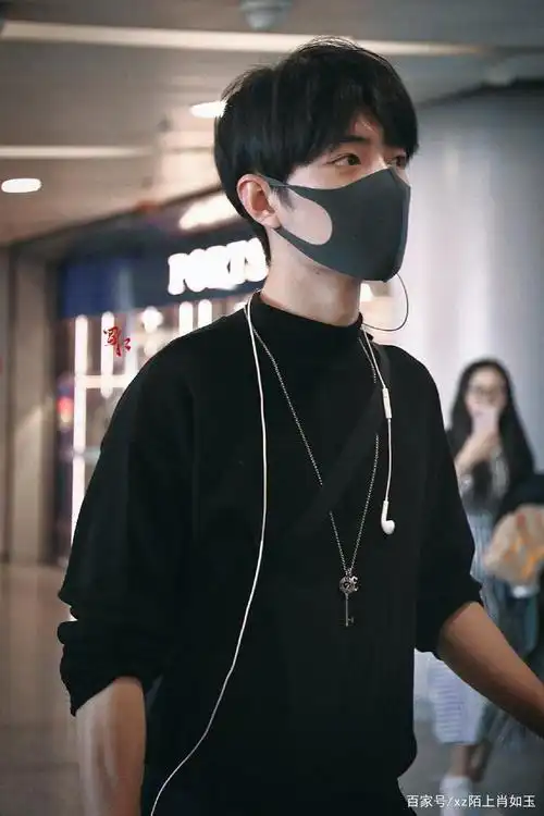 肖战的小飞侠:带口罩也遮盖不了的帅气逼人的样子.