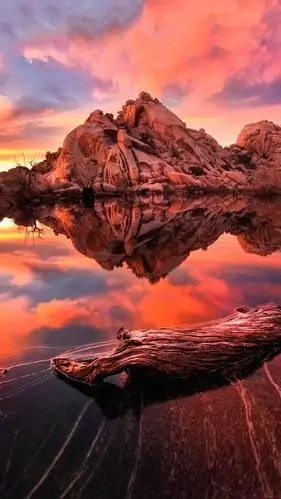 霞光夕阳—华为杂志锁屏火红的夕阳将天地万物笼罩在霞光中,岩石倒映