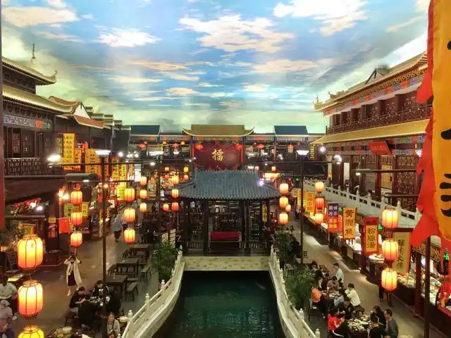 北宋汴梁夜市烛油燃烧灯箱揽客,今朝小宋城室内喷绘全息蓝天白云