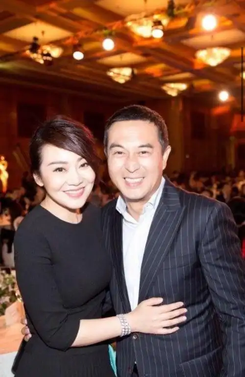 张嘉译和闫妮再合作穿工服在全运会献唱男方驼背毛病似好转