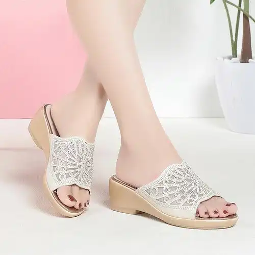 妈妈拖鞋夏季外穿真皮新款中老年平底坡跟防滑软底中年女士凉拖女