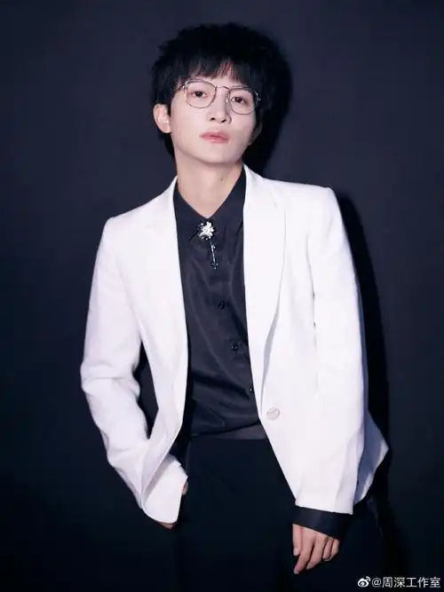 今日银丝眼镜造型解锁99今晚八点,饭桌集合!@卡布叻_周深