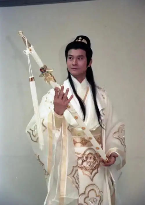 剧中的郑少秋英俊潇洒,风流倜傥,眉眼间带着一股儒雅又多情的气质,轻