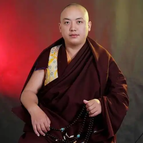 我开始宿月斋每月持斋10日,直到17年底因缘际会下结识了云丹尼玛活佛