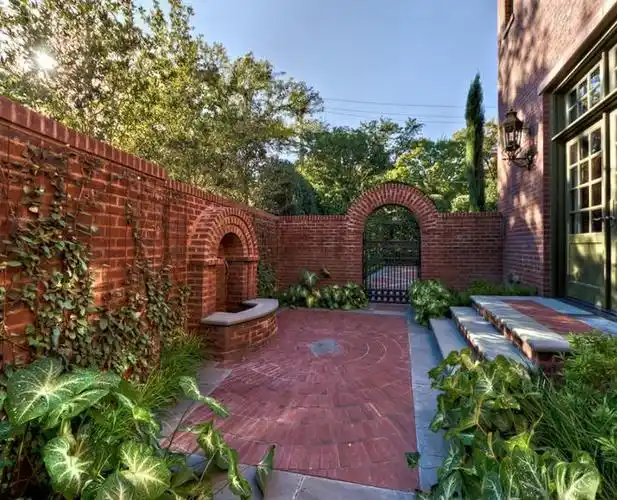 花园设计不起眼的红砖在庭院花园里也能大放异彩