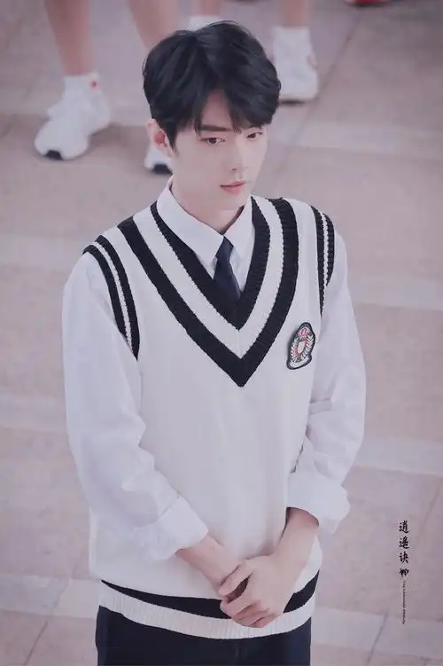 一身学生装的肖战小哥哥手机壁纸