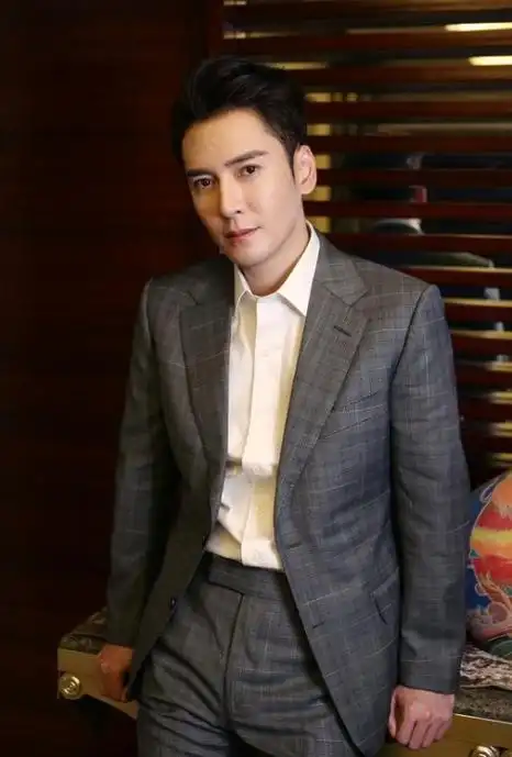 回顾韩栋搬砖工改行演戏靠颜值进圈靠努力成著名演员婚姻幸福