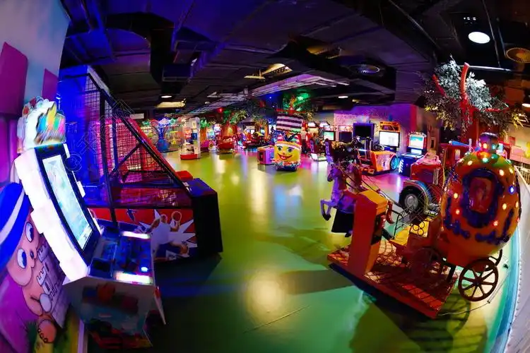 儿童和视频游戏的现代化购物中心游乐场