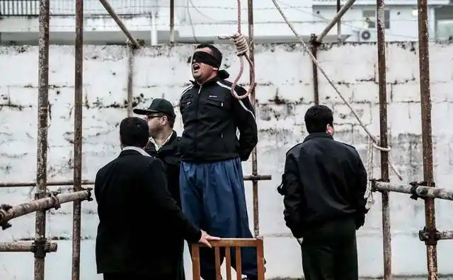 直击:伊朗一男子执行"绞刑"的全过程