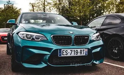 蓝绿色宝马汽车(teal bmw car)