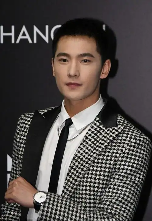 吴谨言,秦岚同台比美,赢了年纪却输了气场,杨洋寸头又嫩又帅