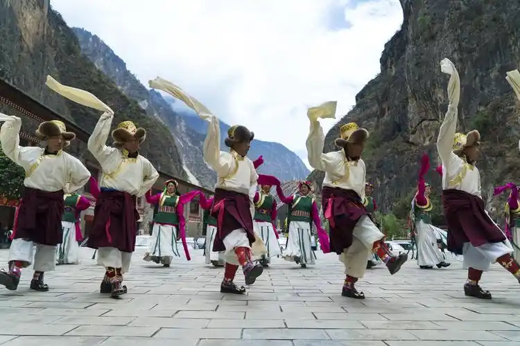 跳舞的藏族居民_文旅头条