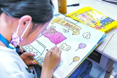 参赛选手以"建党100周年"为题作画.   肖开顺 摄