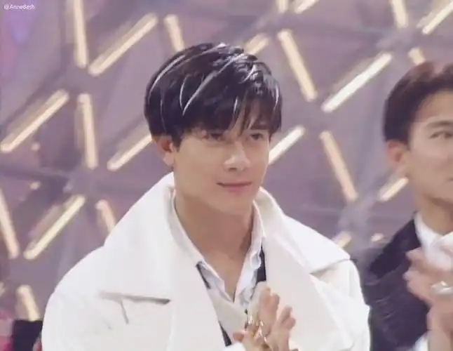 明星不经意间的名场面,林彦俊暴涨10w粉丝,边伯贤眼罩成为神图_吴磊_