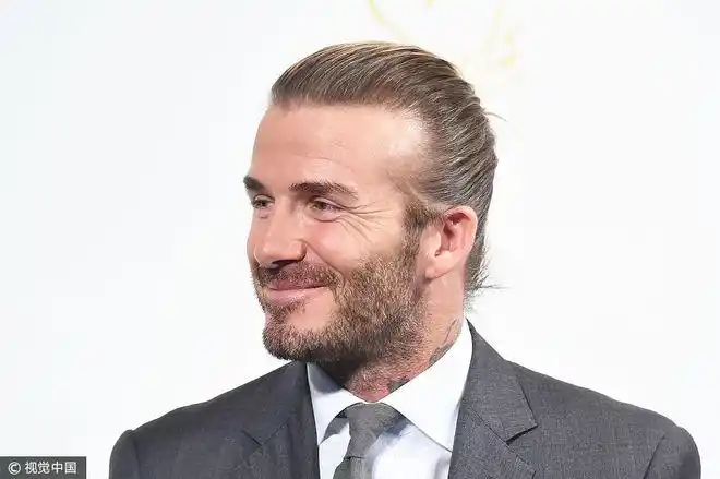 "万人迷"贝克汉姆西装革履绅士范 大背头 小马尾辫迷醉造型靠颜值支撑