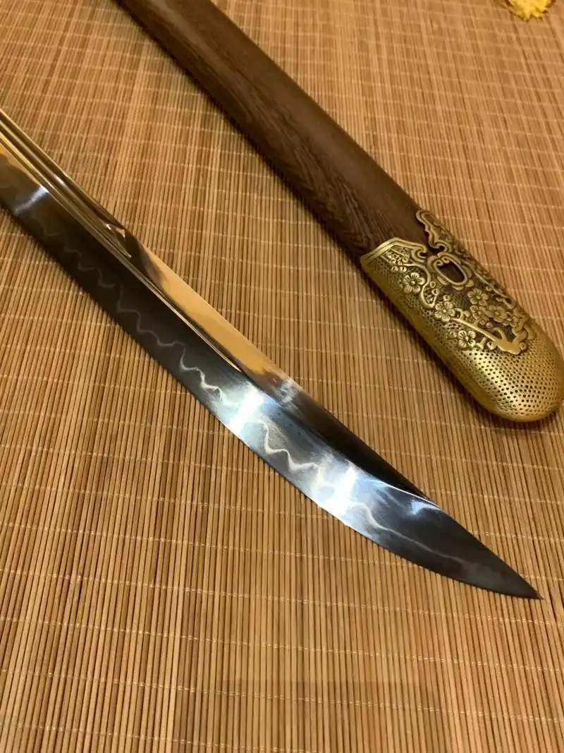 你们要的雁翎刀,今天它来了 全长100厘米,实木老料鸡翅木鞘,纯铜高档