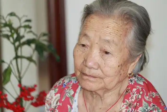 6旬老头爱上看美女,老太太怒提离婚:他这人一辈子都这样