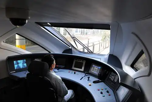 和谐号crh6型城际动车驾驶室简洁而宽敞(11月30日摄).