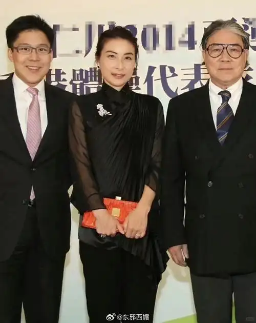 原来霍启刚对郭晶晶是一见钟情#从照片来看,霍启刚对郭晶晶一直是迷