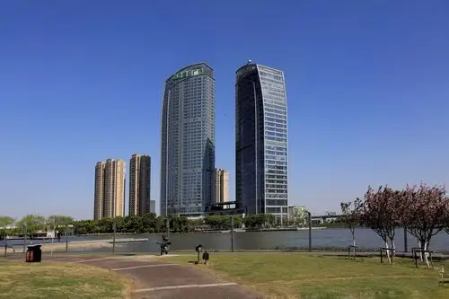 2015年10月至2018年4月不同时间段拍摄的花桥中央公园.