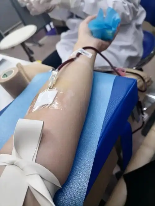 女大学生第一次献血