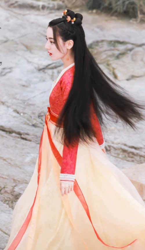 迪丽热巴新剧路透照古装造型清新灵动美回小凤九