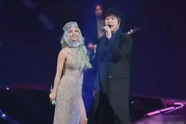 演唱会互动大不同:陈奕迅怼粉丝引争议,杨千嬅全场大合唱粤语歌|新歌