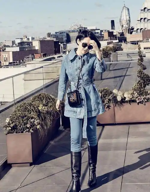 原创许晴又任性了穿黑色长款t恤用红色围巾来提亮确定不是00后