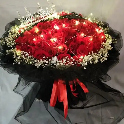 黑色包装的玫瑰花代表在爱情上遇到了阻挠因为玫瑰花本身的含义是美好