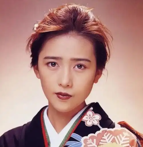 脸上胶原蛋白流失而加剧,这就不难解释为什么工藤静香的颜值巅峰时期