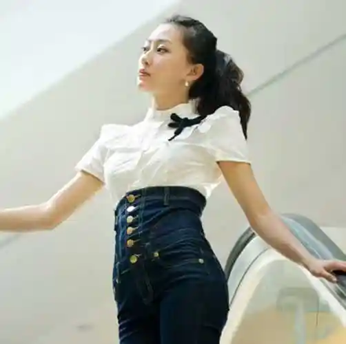 "赵本山徒弟"蒋依杉:戏里又土又丑,生活中真漂亮,老公长这样