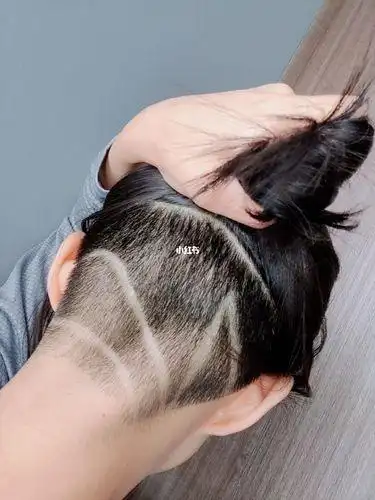 半剃头发型女生图片