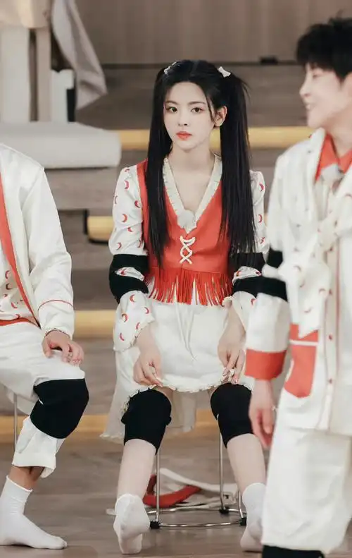 杨超越双马尾睡衣造型