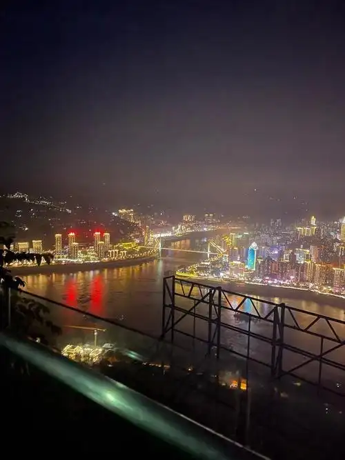 北山公园一角看涪陵夜景