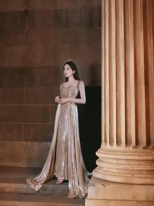 娜扎金色拖尾长裙,尽显优雅气质|裙子|时尚|模特|古力娜扎|身材比例