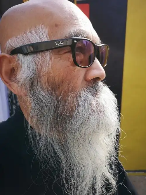 《 白胡子 金头发 》