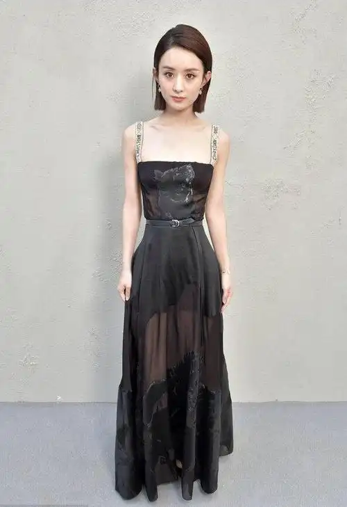 张天爱的容颜极具魅力,然而一旦她穿上暴露的服装参加节目,她的身材