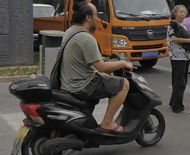 最近,已经很久没有露面的窦唯的一张照片引起网友热议,有网友拍到他和