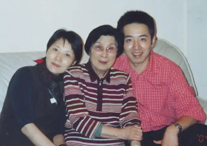 章瑞虹与恩师范瑞娟↑吴凤花与恩师范瑞娟↑方亚芬与恩师袁雪芬