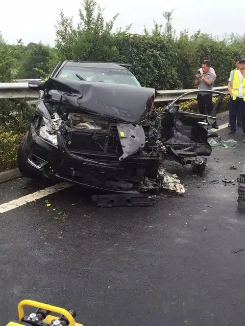 常合高速发生惨烈车祸,司机们一定要当心!
