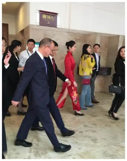 东方卫视主持人王津元,嫁上海富豪郭广昌,今49岁生3娃好幸福|王津